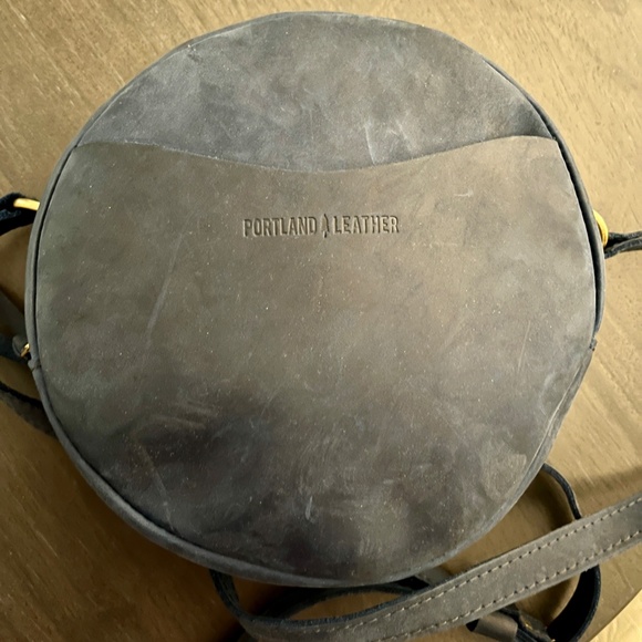 Portland Leather "Almost Perfect" large round crossbody 9" - Picture 3 of 5